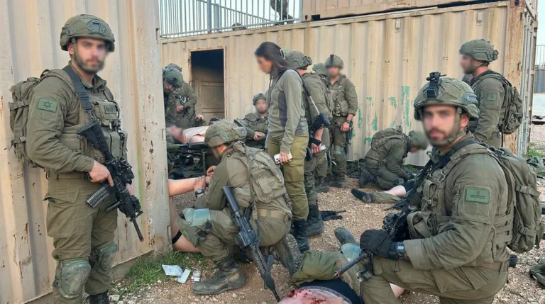 איור המחשה של מפקד מבצעי מנתח נתוני טריאז' בשטח